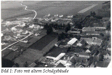 Textfeld:  
Bild 17: Foto mit altem Schulgeb�ude
